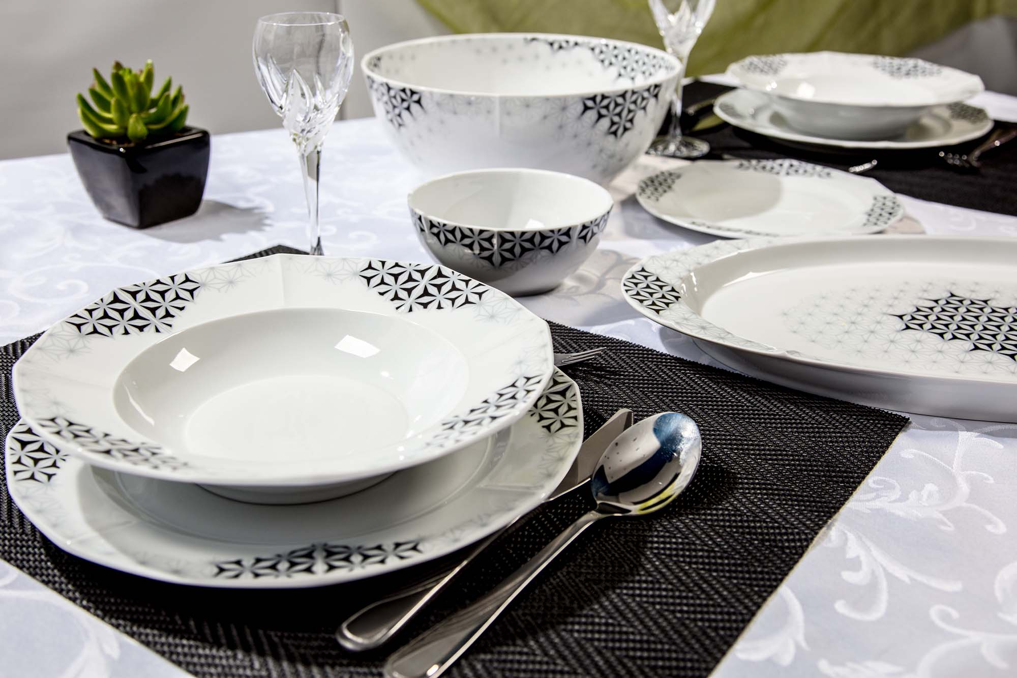 Minerva dinner service with Asanoha design